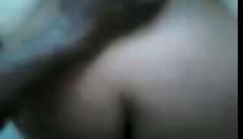 أمي تعلم ابنتها فيلم بورنو مدبلج كيفية استخدام عصا سحرية.